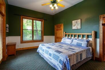 آپارتمان‌های توریست‌ها Bear Creek Cabin   Mtn View, Hot Tub And Game Room