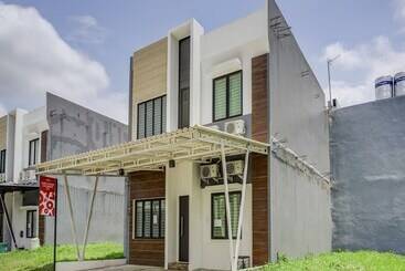 בית מלון כפרי Oyo 90940 Guesthouse Colombus G12