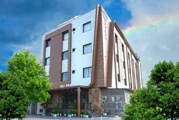 בית מלון כפרי The Taj Pearl