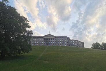 Turist apartmanları Schöne 3 Zimmer Erdgeschosswohnung Am Bergpark,unesco,therme,train, Wilhelmshöher Allee 329