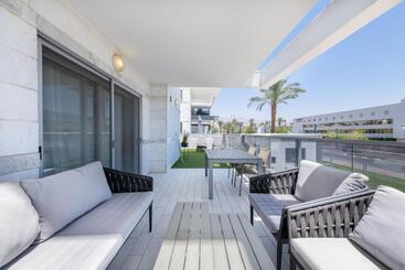 Apartamente turistice Pool Side Luxury Suite At Royal Park New Listing