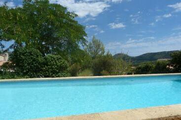 تختخواب و صبحانه Chez Nous Cassis