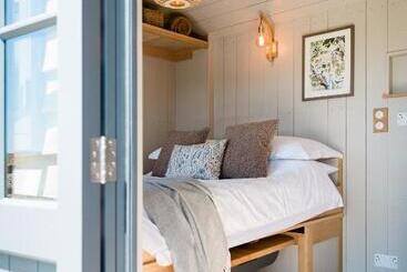 Turistihuoneistot Boutique Cornish Shepherd S Hut With Hot Tub