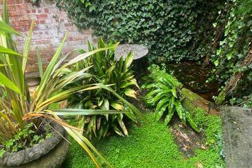 شقق خاصة سياحية Charming Garden Flat In Vivary Park, Central Taunton