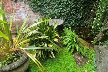 ツーリストアパートメント Charming Garden Flat In Vivary Park, Central Taunton