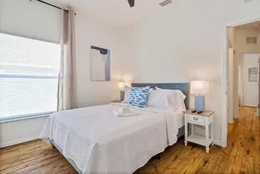 ツーリストアパートメント Whispering Palm Newly Renovated Cozy Fenced In Pool Home   Sleeps 8