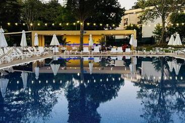 Hôtel Queen Nelly Park