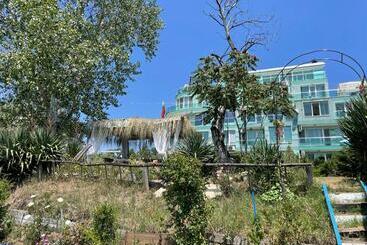 آپارتمانهای توریستها Penthouse Panorama Sea View Apt. Pomorie