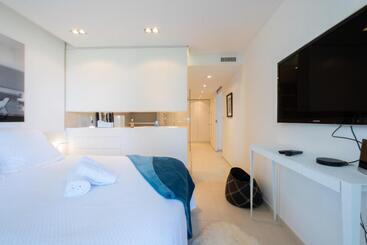 Жильё для туристов Elegant 3 Room Apartment With Terrace Pool & Island Views