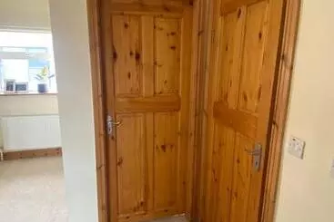 Apartaments turístics Town Villa With Charming Garden, Bbq Area & Sleeps 6