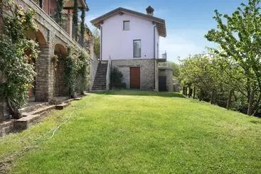 ツーリストアパートメント La Corte Di Langa Casa Ametista