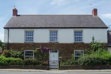 Bed and Breakfast Claw House