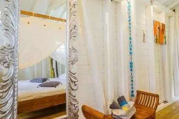 تختخواب و صبحانه Carre Royal