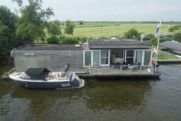 Turistlägenheter Luxe Woonboot Unieke Locatie Friesland âlde Feanen