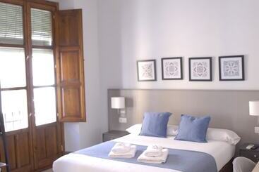 مسافرخانه La Perla Granada Suites