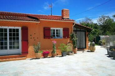 Turistlägenheter Maison Accueillante Avec Piscine A Forcalqueiret