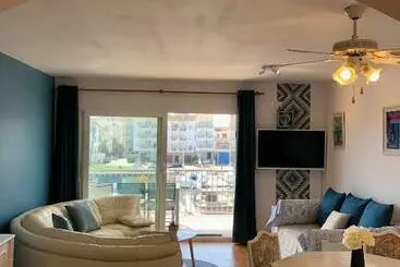Tourist flats Appartement 80 M2,port Rhodes D 2 Chambres, Terrasse Panoramique, Vue Sur Le Canal Principal D’empur