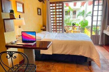 Жильё для туристов Lovely Apartment With Patio And Ocean View