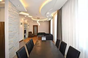 آپارتمان‌های توریست‌ها прекрасная 4 ех комнатная квартира в самом центре