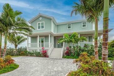 Turistihuoneistot Sophisticated Sunsets By Brightwild Pool & Dock!