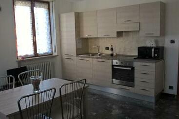 ツーリストアパートメント Casa Nebieu In Edificio Indipendente Nel Centro Di Monforte