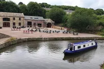 ツーリストアパートメント Sparks   Family Suite In Canalside Guesthouse