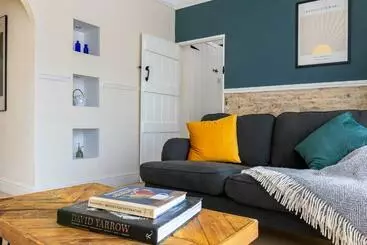ツーリストアパートメント The Old Post Office   Spacious 4 Bed House!