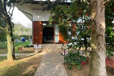 Apartamenty turystyczne Appartamento In Villa Con Giardino Vicino Al Mare