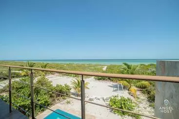 ツーリストアパートメント Beachfront Villas With Private Pool Steps To The Sea!