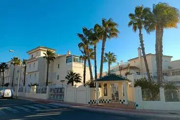 דירות לתיירים Maison Entiere Avec Piscine, Wifi, Grand Solarium Et Terrain Arbore