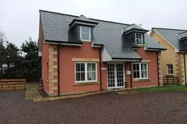 ツーリストアパートメント Fir Tree Cottage