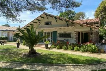 Appartements touristiques Villa De Charme Avec Piscine à 500m Des Plages