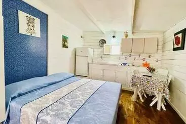 ツーリストアパートメント Maris House