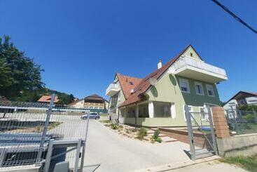 Vakantie-appartementen Mulató Utca 1, 8 Személyre