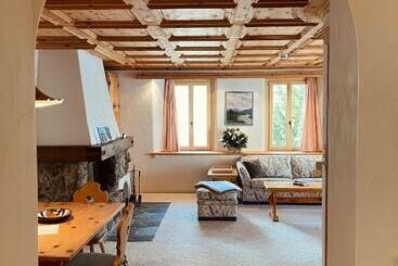 ツーリストアパートメント Chesa Coronella