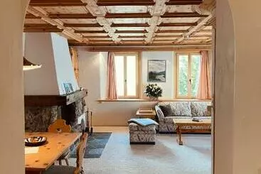 ツーリストアパートメント Chesa Coronella