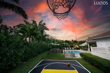 ツーリストアパートメント Beautiful House Heated Pool, Basketball L01