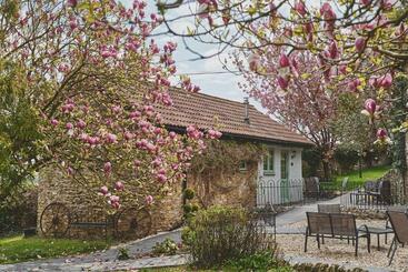 آپارتمان‌های توریست‌ها Half Moon Cottage
