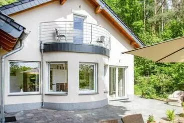 ツーリストアパートメント Awesome Home In Nideggen With Wifi