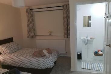 游客公寓 5 Beds, 3 Dbl Bed 2 Sngl Bed Sofabed 2 Shwr 2wc Offroad Van Park Washer Dryer Business Wifi