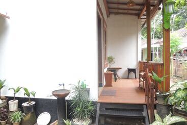 Majatalo Dalem Sudarno Syariah By Ndalem Beong