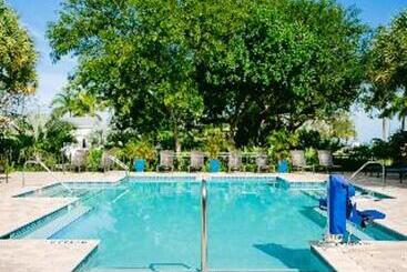 هتل Faro Blanco Resort & Yacht Club Marathon, Curio By Hilton