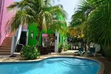 هتل Quints Travelers Inn