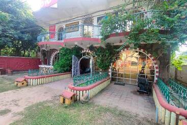 בית מלון כפרי Staymaker Rituranga   5 Mins Walk From Sonajhuri Haat