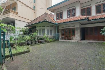 Отель Koolkost Female Syariah @ Geusan Ulun Street