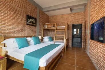 Hôtel 悠然江景客栈 三峡店