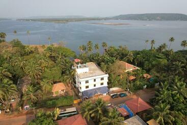 Vandrarhem Urban Nomads Morjim Colive And Cowork