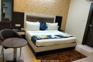 Green Leaf Hotel By Wb Inn