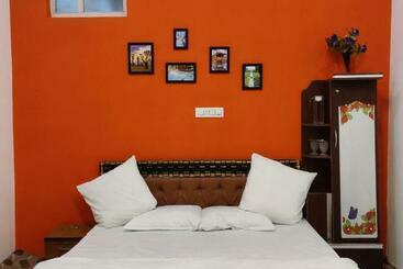 Pensión Pall And Sarkar Residency