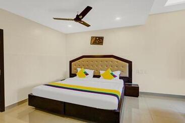 Itsy Hotels Regalia Grand, 500 Mtrs From Madikeri Fort